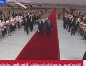 أطفال يحملون أعلام مصر والصين فى استقبال الرئيس الصينى بمطار القاهرة