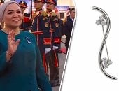 مستوحى من الشعار الصيني للسلام ويرمز للروابط الخالدة.. رسالة "بروش" السيدة انتصار السيسي في استقبال الرئيس الصيني وقرينته
