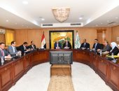 محافظ الفيوم ومستشار رئيس الجمهورية يبحثان تحديات الطرق والكهرباء والصرف الصحى