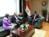 وزير الصحة يبحث مع نقيبى الأطباء والتمريض تحسين بيئة العمل وحماية العاملين