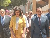 وصول السفيرة نبيلة مكرم ومحافظ سوهاج لتفقد قافلة "إيد واحدة" فى بناويط.. فيديو وصور