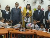 السفيرة نبيلة مكرم تحتفل بعيد ميلاد طفلة فى بناويط على هامش فعاليات قافلة إيد واحدة