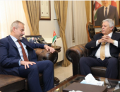 السفير المصرى فى عمان يبحث مع وزير العمل الأردنى أوضاع العمالة المصرية