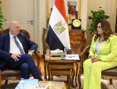 منال عوض تبحث مع وزير البيئة الإيطالى تعزيز التعاون فى المياه والمخلفات وحماية السواحل