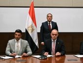 بين وزارة الصناعة وصندوق مصر السيادي وشركة «جيانغسو تشان خو» الصينية .. رئيس الوزراء يشهد توقيع مذكرة تفاهم لإقامة قاعدة لتخطيط وإنشاء مصانع السيارات ووسائل النقل المختلفة في مصر