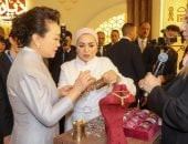 السيدة انتصار السيسى تنشر فيديو لجولة برفقة قرينة الرئيس الصينى لتفقد المصنوعات المصرية