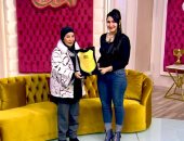 هبة عبد الفتاح تهدي نجوى مؤمن درع المبدعين في برنامج جوهرة مصرية