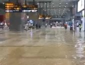 أمطار غزيرة تغرق مطار دلهى وتحول مسار 9 رحلات جوية