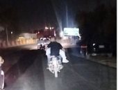 الداخلية تكشف حقيقة حمل قائد موتوسيكل لطفلة
