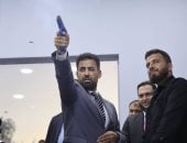يشهر مُسدسا ويطلق النار.. فيديو لوزير الصحة السورى مصعب العلى يثير الجدل