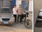 الداخلية تكشف ملابسات اصطحاب 4 أشخاص لشخص داخل سيارة  