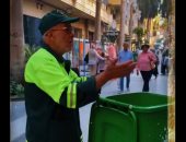 "مايسترو البهجة".. عامل نظافة يتحول إلى "مايسترو" في شارع الفن