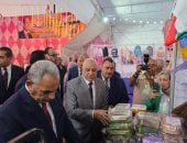 محافظ الإسماعيلية يفتتح معرض أهلا مدارس بتخفيضات من 25 إلى 30%.. فيديو