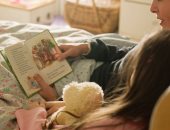تراجع طقس قصص ما قبل النوم.. لماذا توقف الآباء عن القراءة لأطفالهم؟