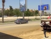 انتظام حركة السيارات فى الاتجاهين بطريق الواحات الصحراوى.. صور