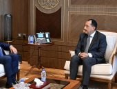 رئيس الوزراء يبحث مع محافظ البنك المركزي عددا من ملفات العمل المشتركة