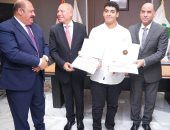 وزير العمل ومحافظ القاهرة يُسلمان شهادات التكريم لأوائل خريجي مركز المطرية للتدريب التطبيقي التكنولوجي