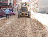 حياة كريمة فى البلد.. أعمال رصف وتطوير شارع الجلاء بحى أول المحلة.. صور