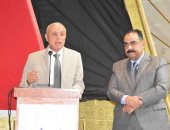 محافظ الأقصر يشدد على تسليم الكتب للطلاب دون التقيد بسداد المصروفات.. صور
