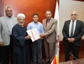 محافظ سوهاج يكرم مزارعى البصل ويدعم جهود التوسع فى التصدير