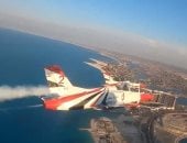 اللي شايفه خيال.. سماء العلمين تتألق بعرض جوي لطائرات «تحيا مصر».. فيديو