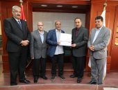 محافظ سوهاج يكرم مديرا حوّل مدرسة عمرها 100 عام إلى لوحة فنية