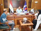 محافظ السويس يستقبل أسرة ويوجه بسرعة بحث مطالبها وإيجاد الحلول المناسبة