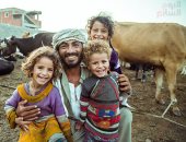 اضحك تضحك لك الدنيا.. ابتسامة الرضا تزين وجوه أطفال الرحالة فى الغيطان