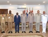 وزير الدفاع ورئيس الأركان يلتقيان عددا من قادة الوفود العسكرية