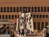 سياح العالم يستمتعون بزيارة معابد ملوك وملكات مصر الفرعونية
