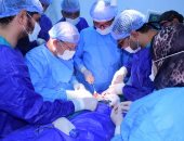 رئيس جامعة سوهاج يجري جراحة ميكروسكوبية معقدة لشاب عمره 25 سنة