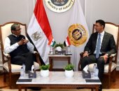 وزير الصناعة يبحث مع سفير الهند لدى مصر تعزيز التعاون الصناعي بين البلدين