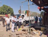 حملات مكثفة بشوارع بولاق الدكرور لرفع الإشغالات والقضاء على مخازن الفريزة.. صور
