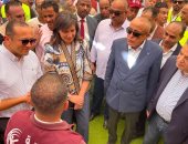 من حقائب المدارس إلى الرعاية الصحية.. «أبو العينين» تشارك في قافلة «إيد واحدة» بالأقصر