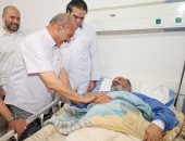 إصابة مدرس بالسويس سقط من أعلى سلم أثناء تجهيز المدرسة.. والمحافظ يطمئن عليه