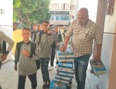 شاهد فرحة طلاب الأقصر خلال تسليم الكتب مع بداية العام الدراسي الجديد.. صور