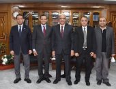 نقيب الصحفيين يزور رئيس جامعة الأزهر لبحث التعاون المشترك
