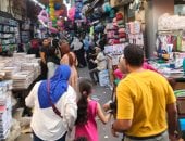 زحام الساعات الأخيرة.. إقبال كبير على سوق الورق لشراء المستلزمات المدرسية بالإسكندرية.. سعر الشنط يبدأ من 300 جنيه حتى 1200 جنيه.. والكشاكيل الدستة بـ70 جنيها.. والمنشية أرخص الأسواق بأسعار تنافسية لسوق الجملة