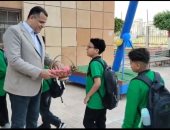 بالشكولاتة والكلمات التشجيعية.. وكيل تعليم دمياط يستقبل الطلاب في بداية العام الدراسي.. فيديو