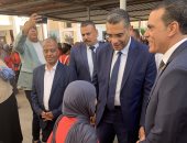 محافظ البحر الأحمر يطمئن على طالبة أصيبت بإغماء خلال طابور الصباح بالغردقة.. فيديو