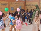 بالونات والهدايا.. مدارس مدينة الطود في أجواء تعليمية مبهجة (صور)
