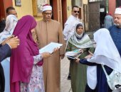 مدير منطقة الأقصر الأزهرية يشرف على تسليم الكتب المدرسية للتلاميذ.. فيديو وصور