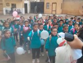 بالإعلام والبالونات.. استقبال تلاميذ الصفوف الأولى بسوهاج بأول أيام الدراسة
