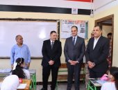 محافظ دمياط يتفقد عددا من المدارس ويشارك الطلاب طابور الصباح وتحية العلم