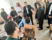 سكرتير عام شمال سيناء يوزع حقائب مدرسية على التلاميذ بالحسنة.. صور 
