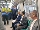 رئيس الوزراء يستقل مونوريل غرب النيل فى التشغيل التجريبى.. فيديو