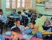 انتظام العملية التعليمية بكفر الشيخ وتوزيع الكتب على الطلاب.. فيديو وصور