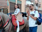 مزمار بلدي.. ولي أمر يزف ابنته على حصان خلال توجهها للمدرسة.. فيديو وصور