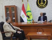 محافظ شمال سيناء يبحث مع وكيل التعليم انتظام الدراسة بالعام الجديد