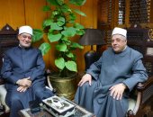 الشيخ أيمن عبد الغني يباشر مهام عمله بمكتبه بعد الحادث الذي تعرض له